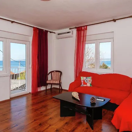 Spacious With Terrace In Apartman Banj